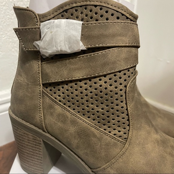 NWT Shoeaholic Sizzle Ankle Boots Tan Size 8 - Picture 8 of 14